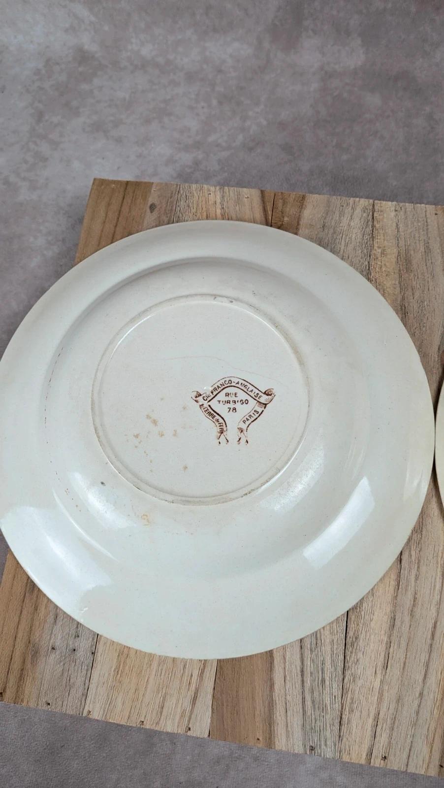 Lot de 2 assiettes creuses en terre de fer – Cie Franco-anglaise, Rue Turbigo 78 Paris 🤎