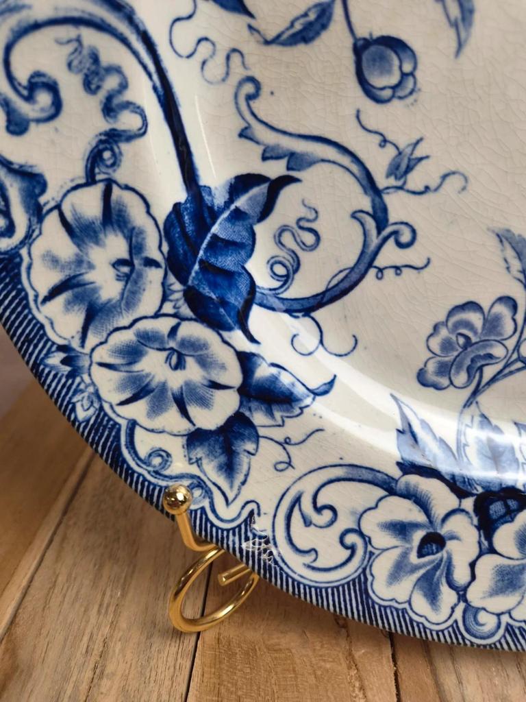 Plat rond Terre de Fer Creil et Montereau Flora – bleu ancien – 29 cm