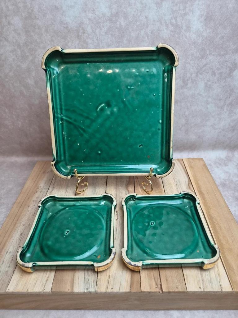 Ensemble Poët-laval dessous de plat et 2 dessous de bouteille céramique verte vintage