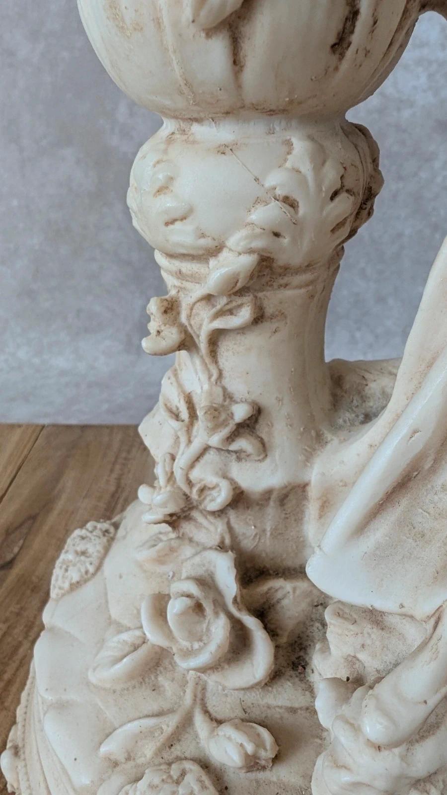 Lampe romantique en résine patinée, femme assise et fleurs