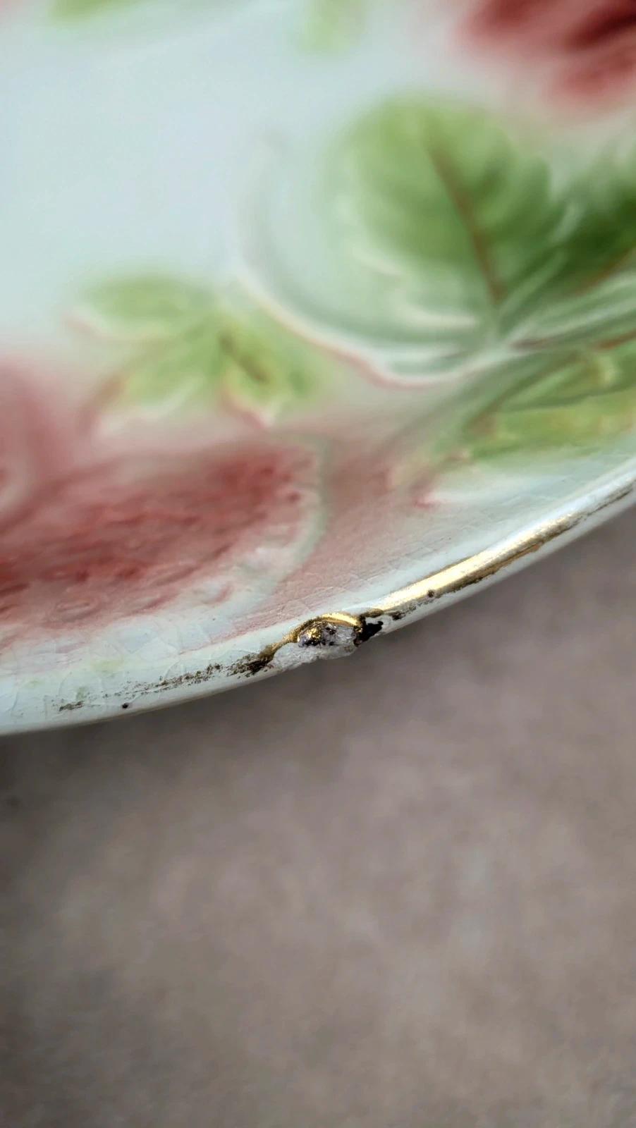 Assiette barbotine motif fraises
