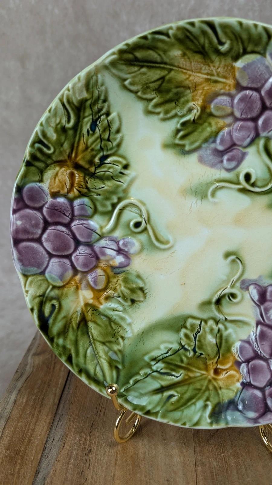 Assiette ancienne en barbotine – décor de grappes de raisin