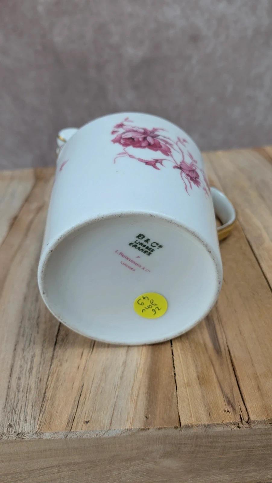 Petit pot à lait en porcelaine de Limoges B&c décor floral rose