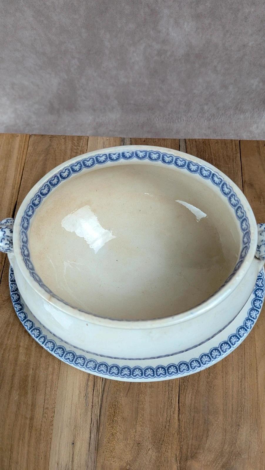 Saucière ancienne anglaise en faïence fine – décor violet – Xixe