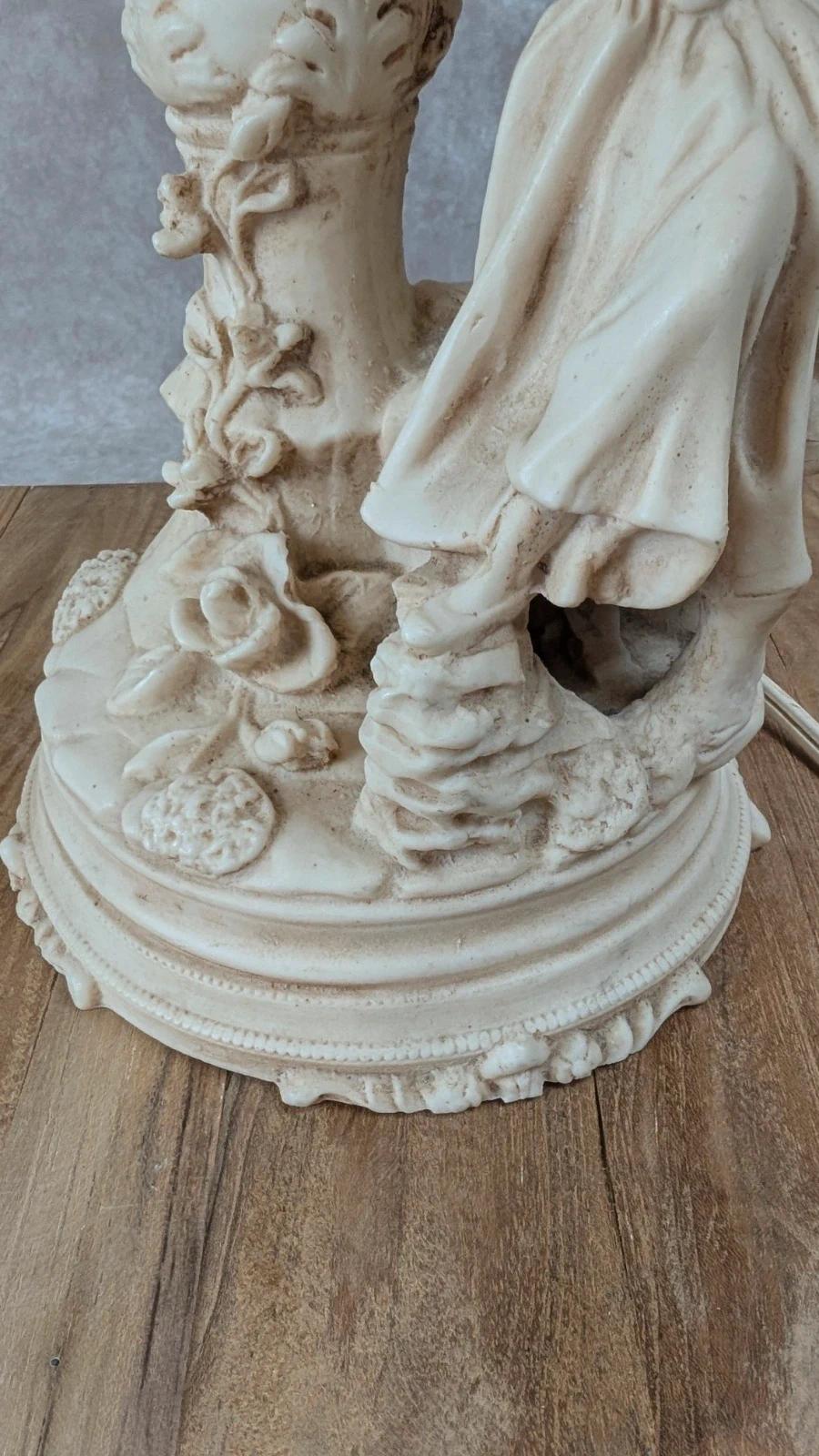 Lampe romantique en résine patinée, femme assise et fleurs