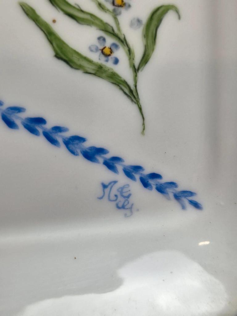 Grand plat à cake Porcelaine de Limoges peint main signé – décor floral
