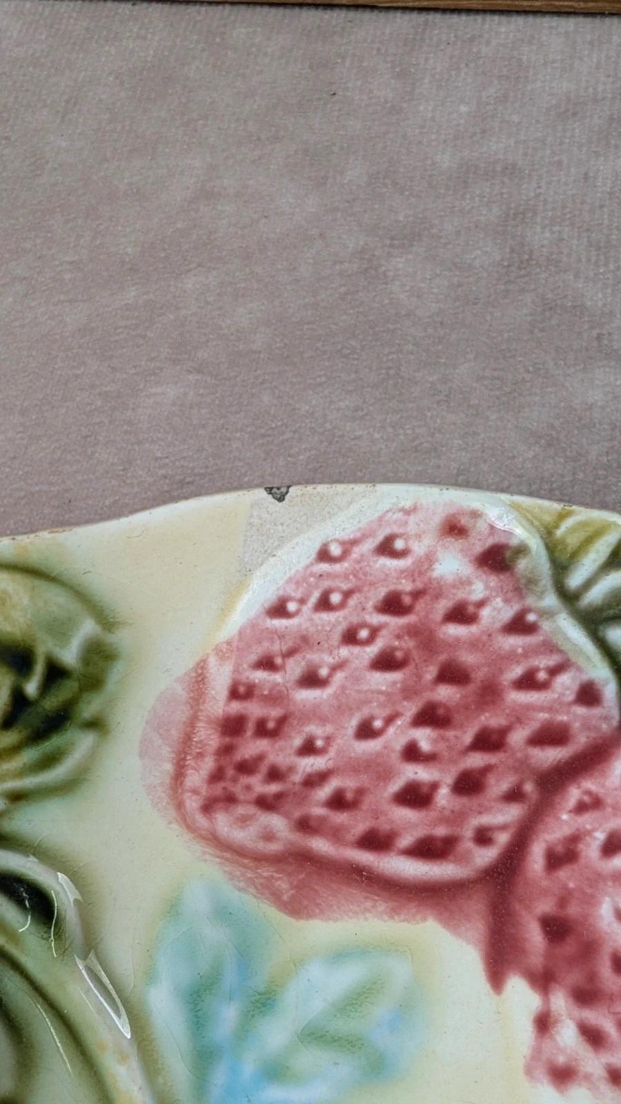 Assiette barbotine vintage aux fraises