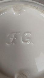 Ancienne saucière en barbotine signée Fg – motif artichaut