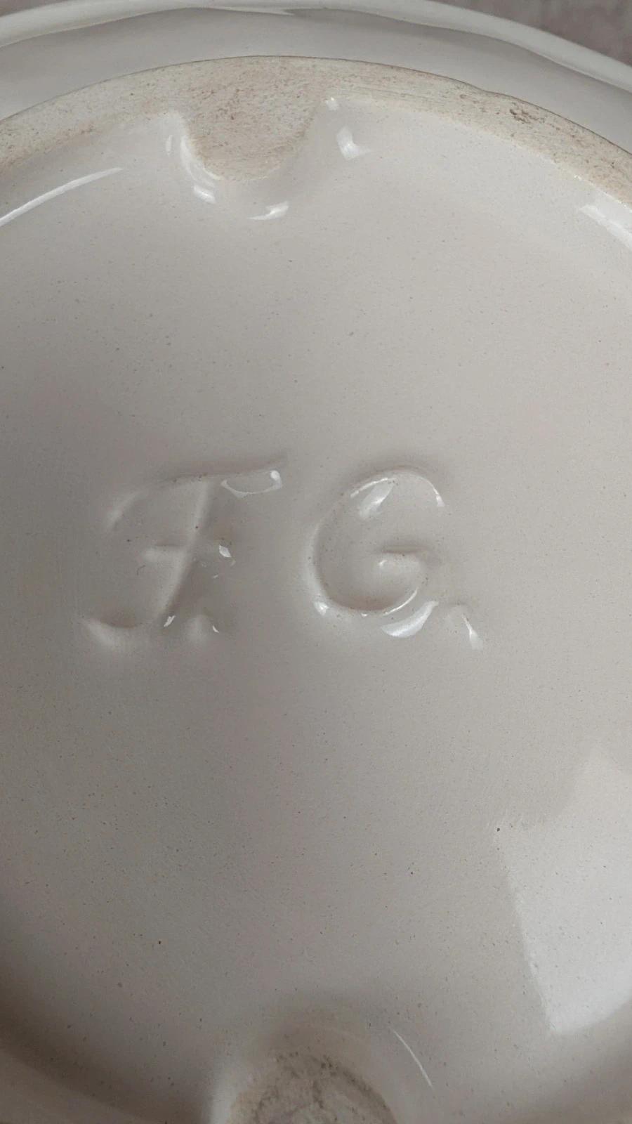 Ancienne saucière en barbotine signée Fg – motif artichaut