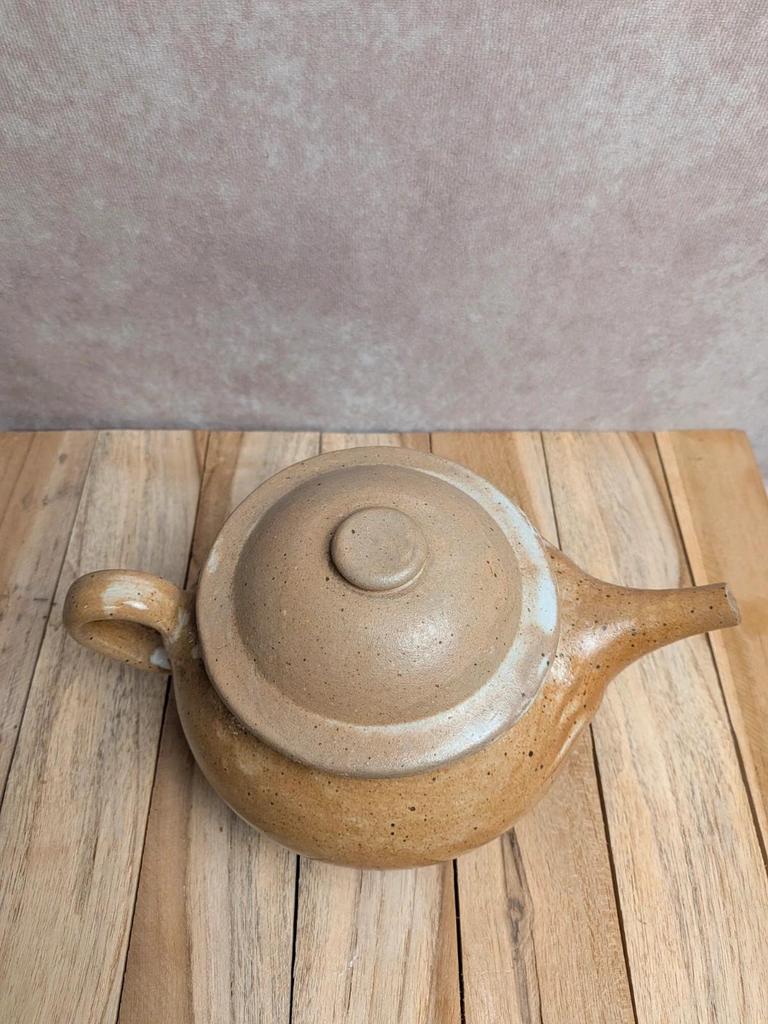 Théière vintage en grès émaillé beige moucheté – Style rustique