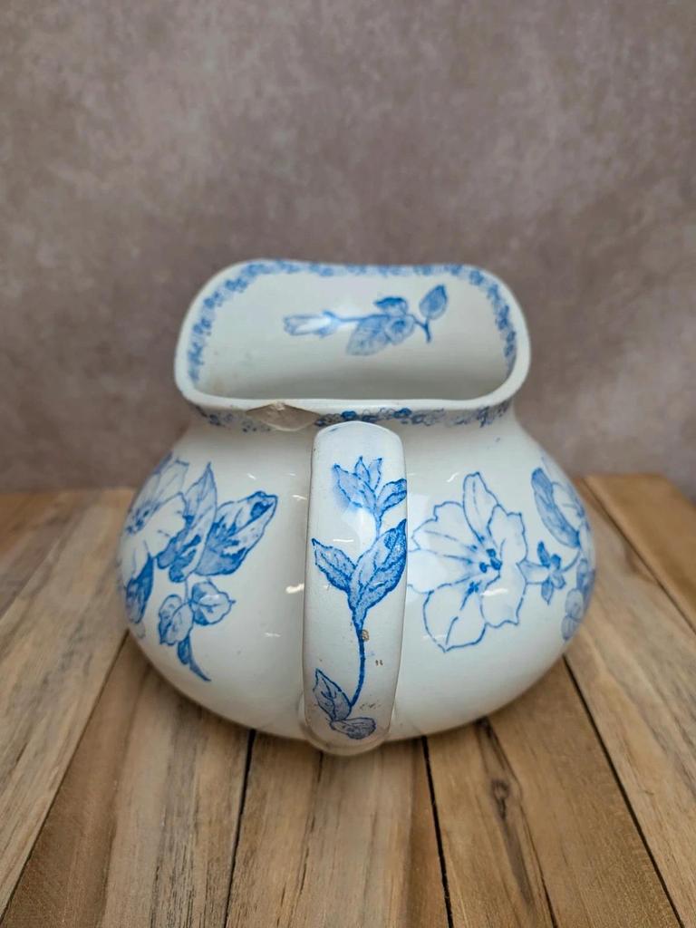 Petit broc ancien en terre de fer L.m Creil et Montereau décor floral bleu