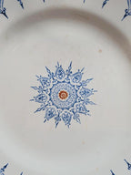 Assiette ancienne terre de fer St Amand modèle 6014 bleu & orange décor oriental 24 cm
