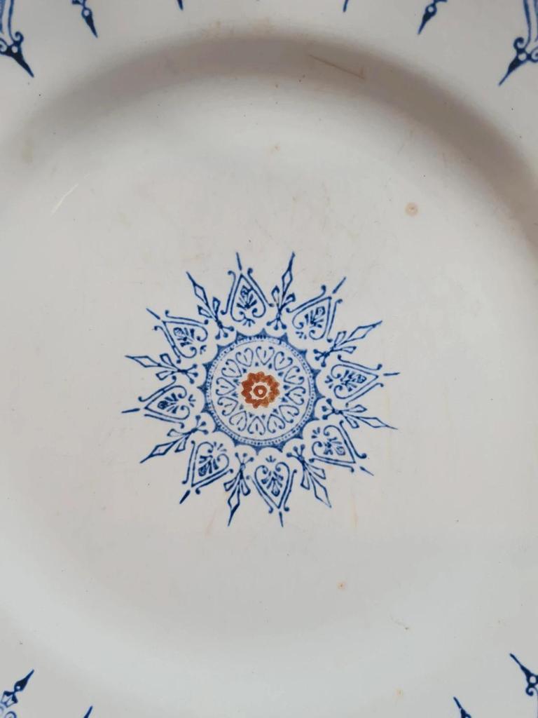 Assiette ancienne terre de fer St Amand modèle 6014 bleu & orange décor oriental 24 cm