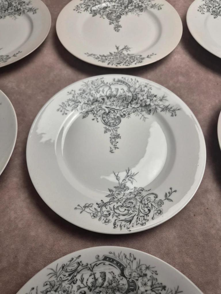 10 assiettes anciennes en porcelaine – Aux Lions de Faïence Paris – Xixe