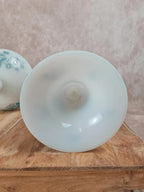 Jolie paire de vases sur pied en opaline blanche – décor bleu ancien
