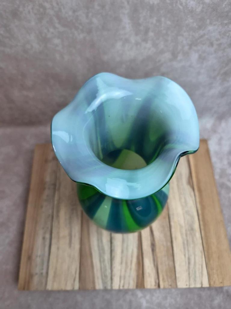 Vase en verre soufflé attribué à Murano vert bleu opalin
