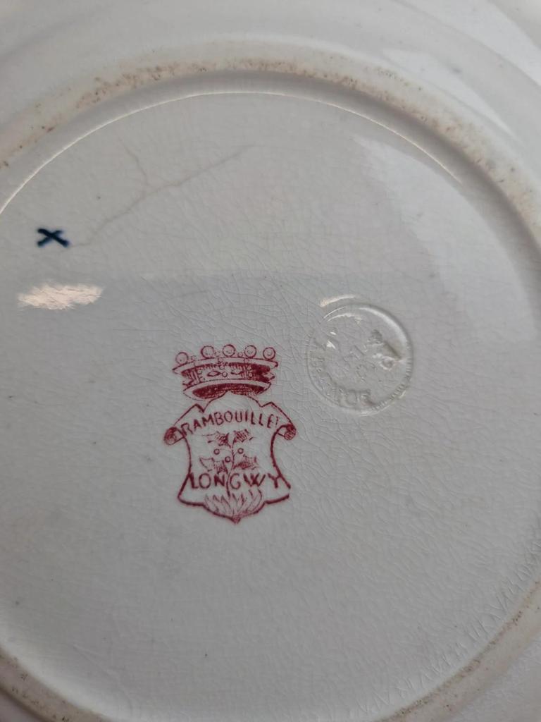 Assiette ancienne Terre de fer Longwy modèle Rambouillet – décor bordeaux
