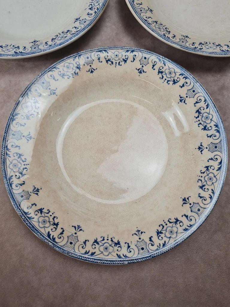 Lot de 7 assiettes creuses anciennes Creil et Montereau. Service La Vallières,23 cm