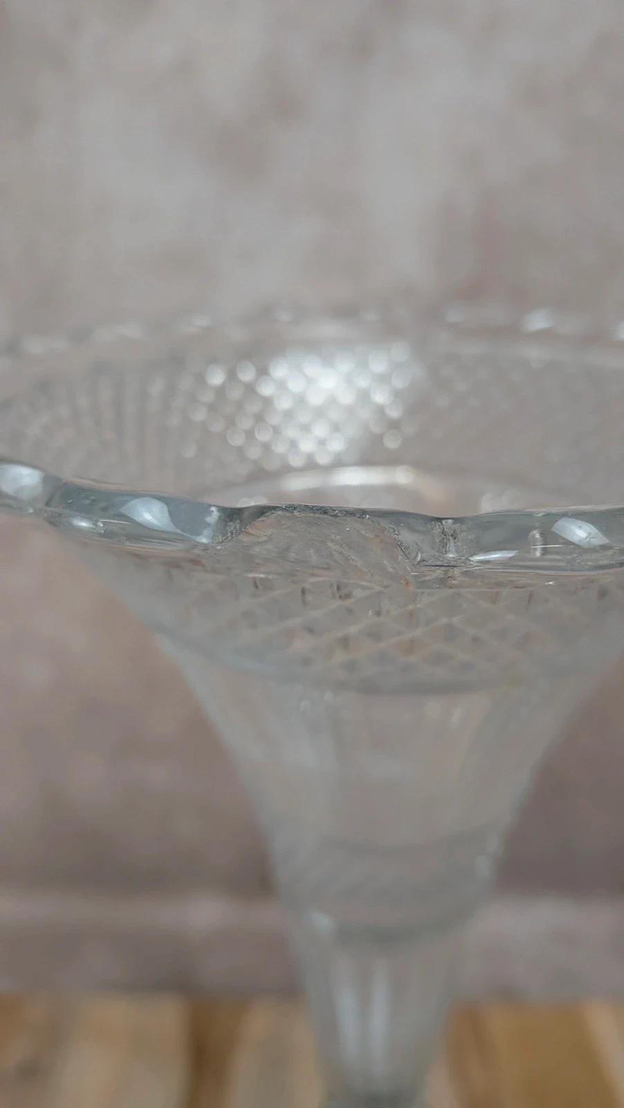 Vase tulipe vintage en verre pressé sur pied métal argenté – centre de table