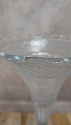 Vase tulipe vintage en verre pressé sur pied métal argenté – centre de table