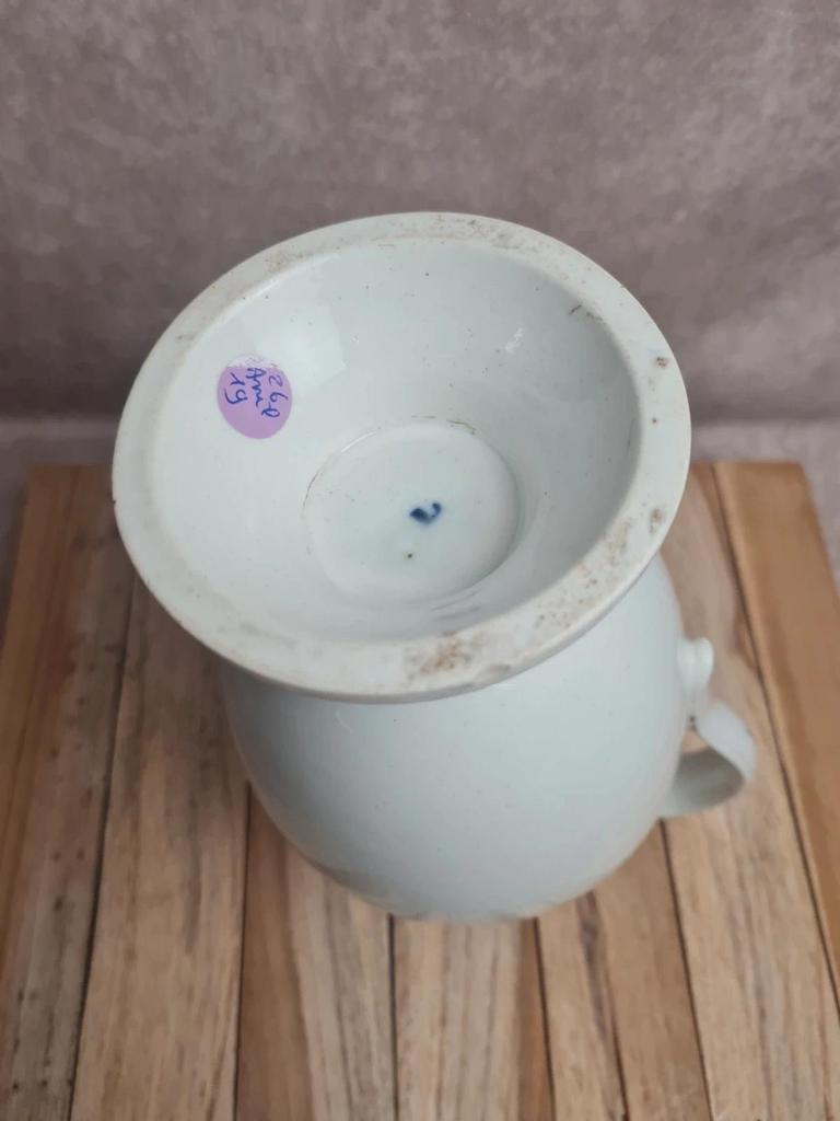 Pichet ancien en porcelaine de Tournai Xixe – décor à l’épi bleu – grande taille