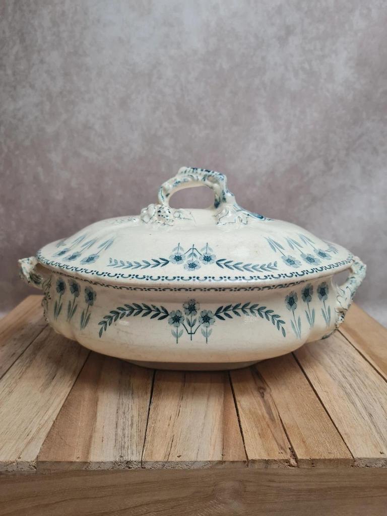 Soupière terre de fer ancienne décor bleu floral modèle Julien attribuée Grand Dépôt Paris