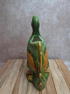 Grand pichet canard en barbotine vintage – faïence émaillée verte – 29 cm