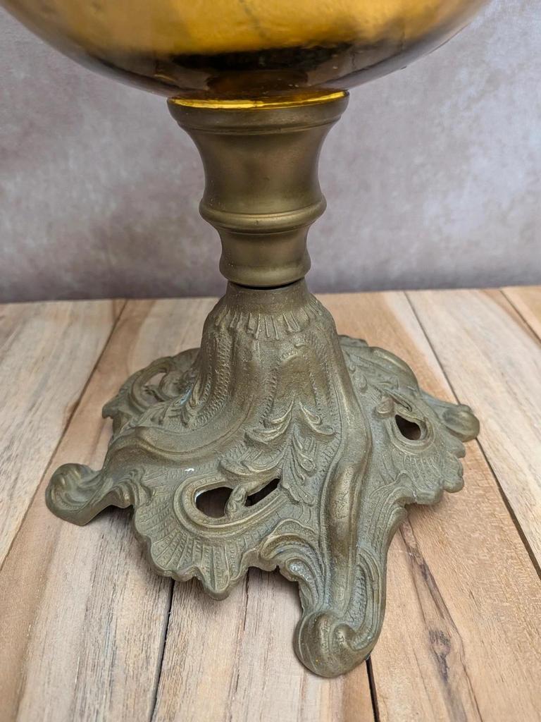 Lampe à pétrole ancienne verre ambré & pied travaillé