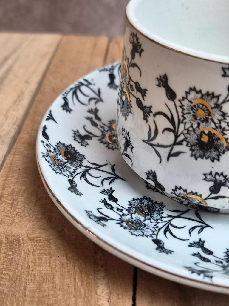 Tasse et soucoupe anciennes Gien – terre de fer – décor floral doré