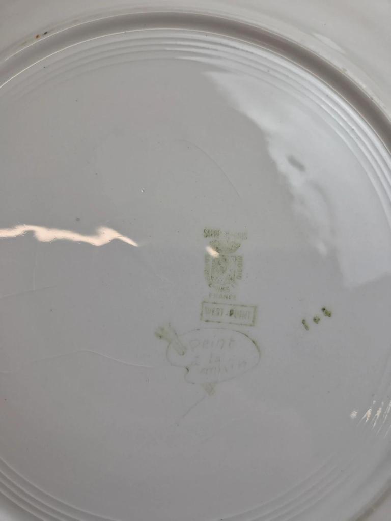 Plat rond Sarreguemines peint à la main – décor rayures vertes et brunes