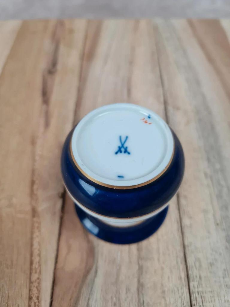 Petit vase miniature en porcelaine Meissen – décor floral & bleu cobalt 🌸