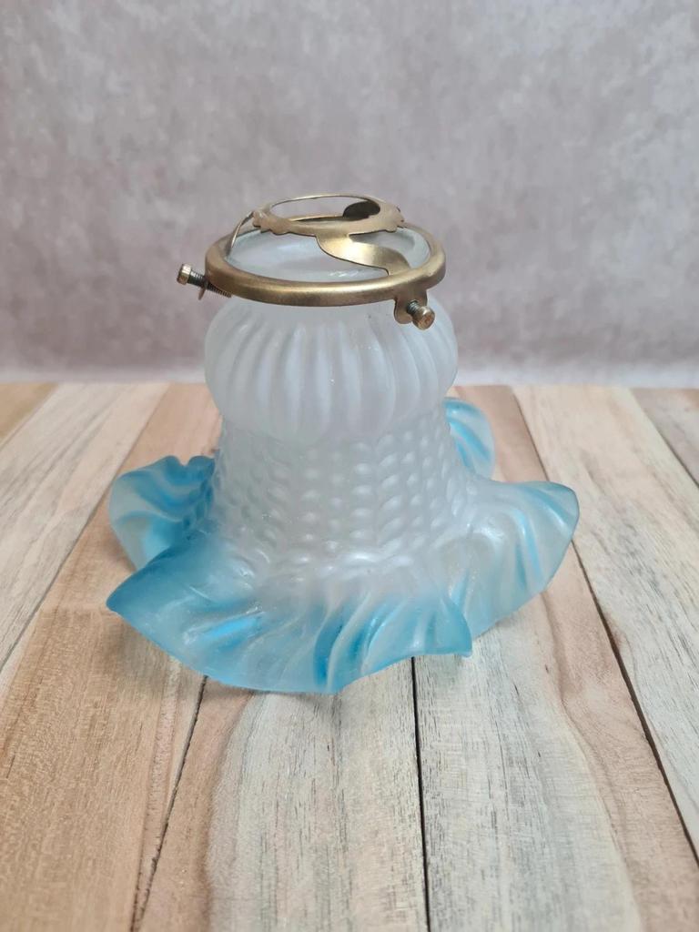 Abat-jour ancien en verre dépoli aux délicats bords bleus 💙