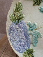 Assiette ancienne en barbotine – Décor d’hortensias mauves en relief – Art nouveau