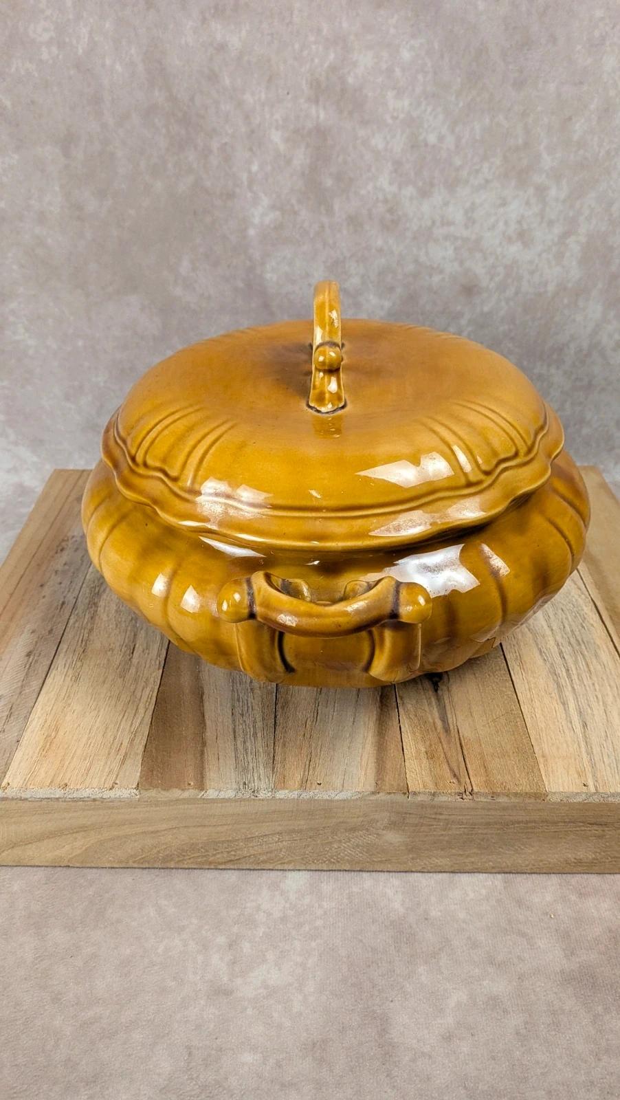 Soupière vintage en céramique émaillée jaune moutarde avec couvercle