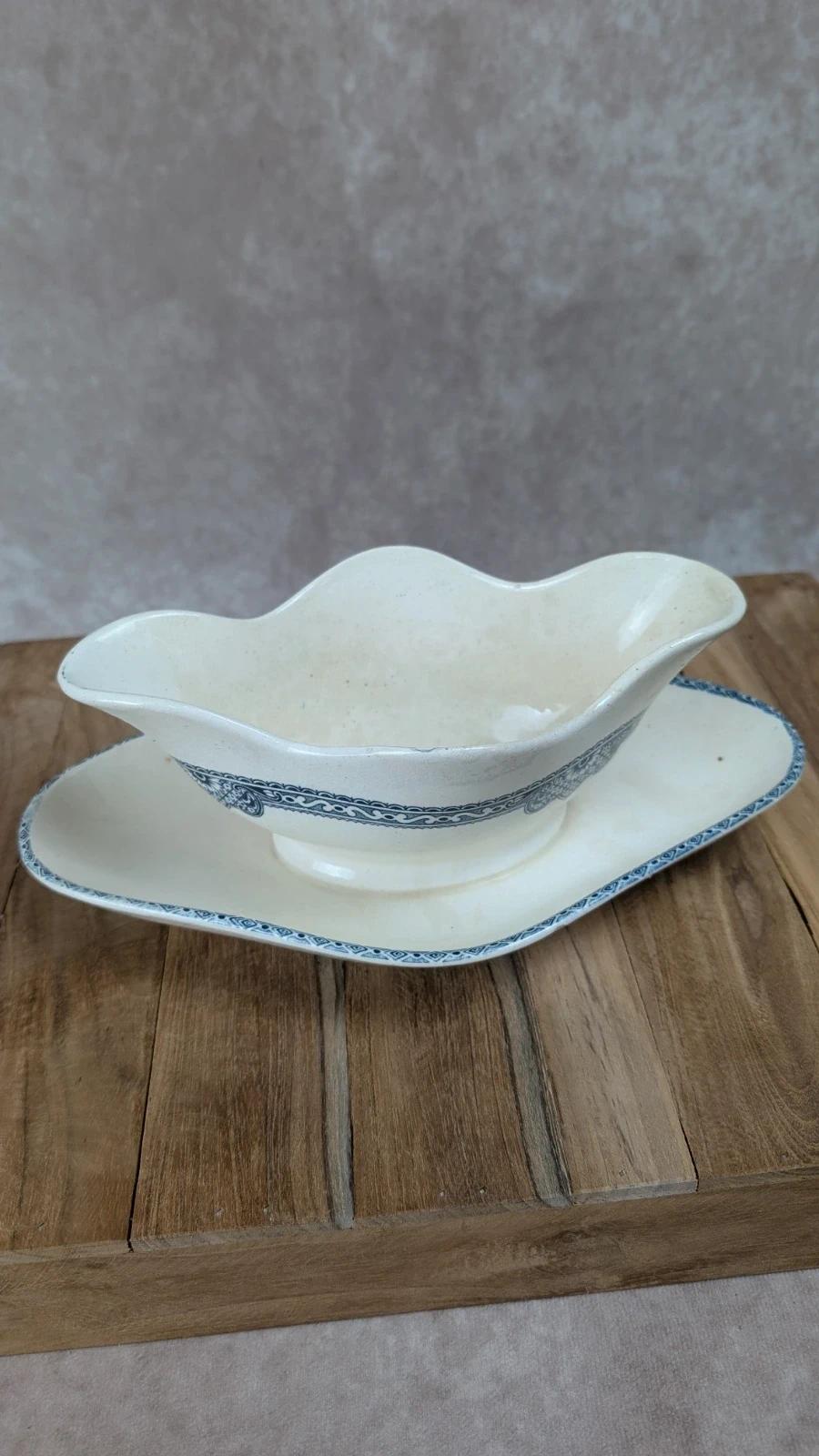 Ancienne saucière Salins – décor bleu sur faïence blanche