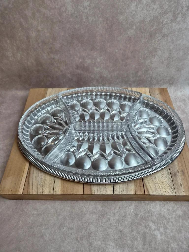 Plat apéritif compartimenté en verre sur plateau métal argenté vintage