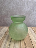 Petit vase boule Art déco en verre pressé moulé vert – décor en relief