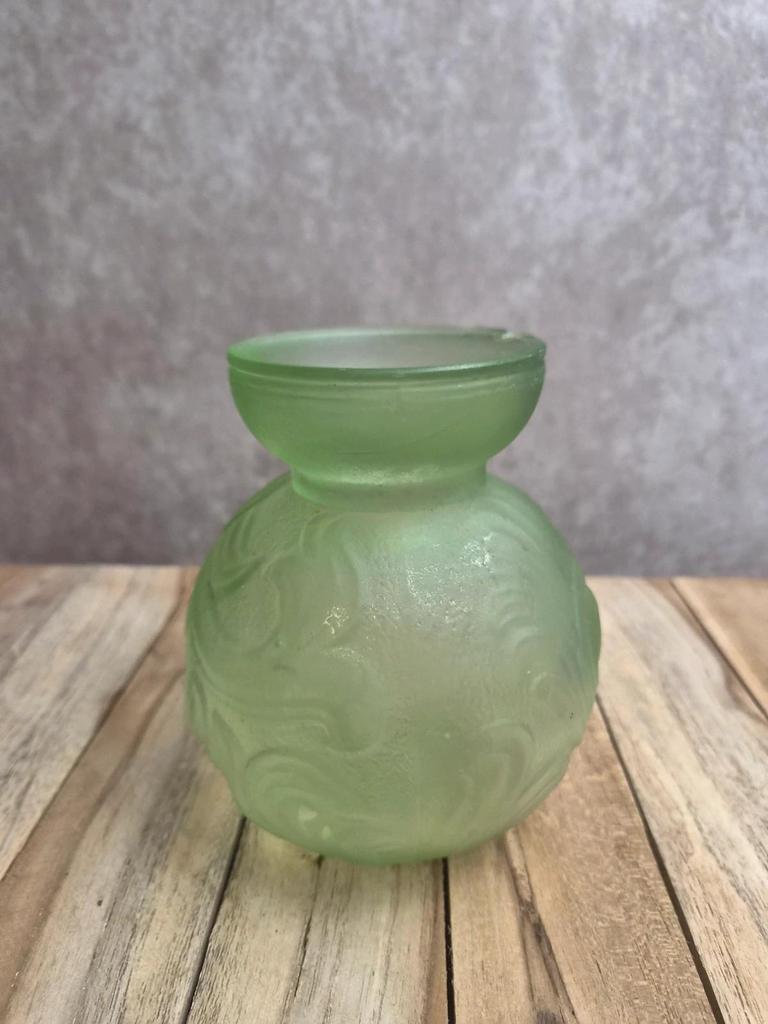 Petit vase boule Art déco en verre pressé moulé vert – décor en relief