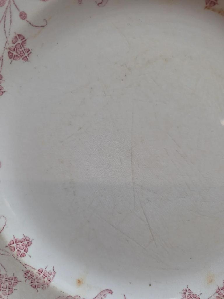 Assiette ancienne Terre de fer Longwy modèle Rambouillet – décor bordeaux