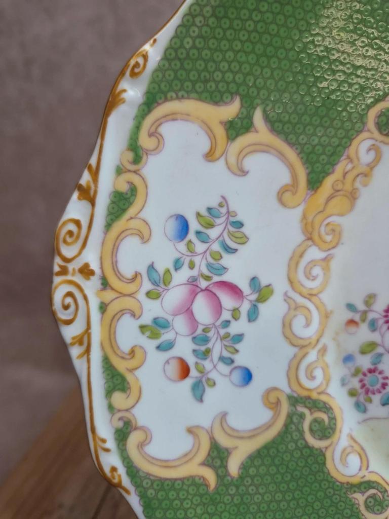 Plat à gâteau Mintons Green Cockatrice 4863 – Porcelaine anglaise ancienne