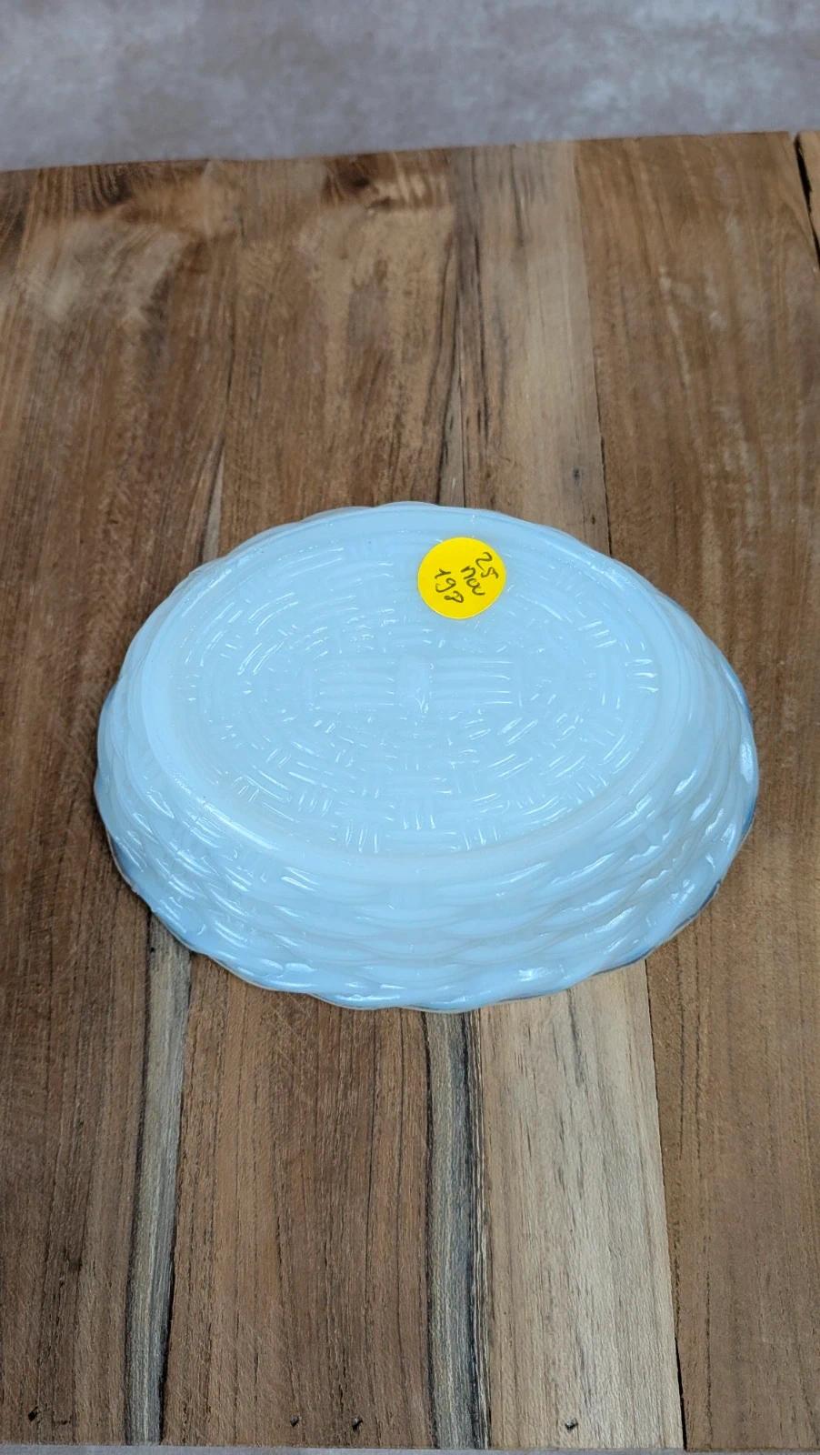 Poule sur panier en verre opalin blanc – marquée Sv