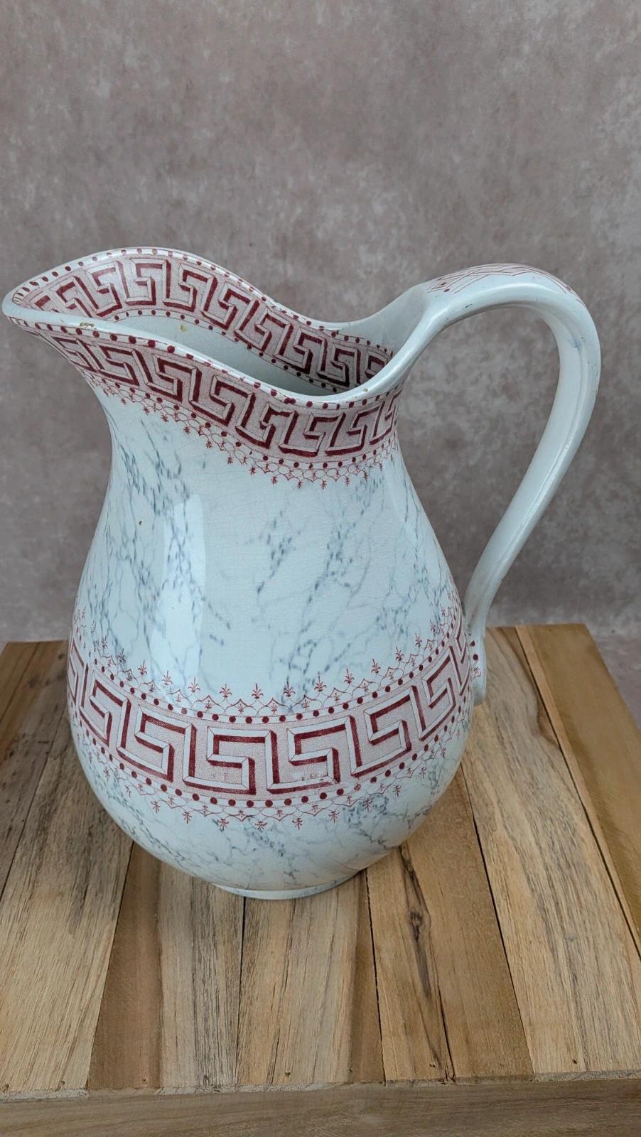 Broc de toilette ancien Kg Lunéville modèle Athènes décor rouge – grand format