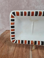 🧼 Ancien porte-peigne ou vide-poches en faïence blanche à décor géométrique noir et ocre