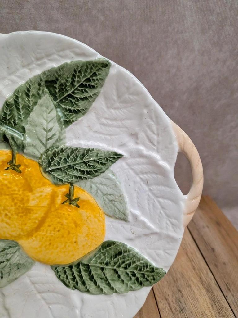 Assiette ancienne en barbotine motif oranges