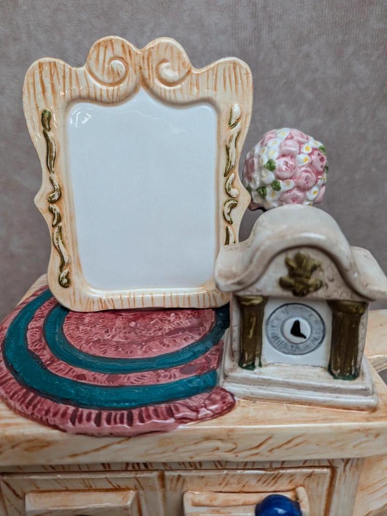 Théière décorative en barbotine – scène meuble ancien