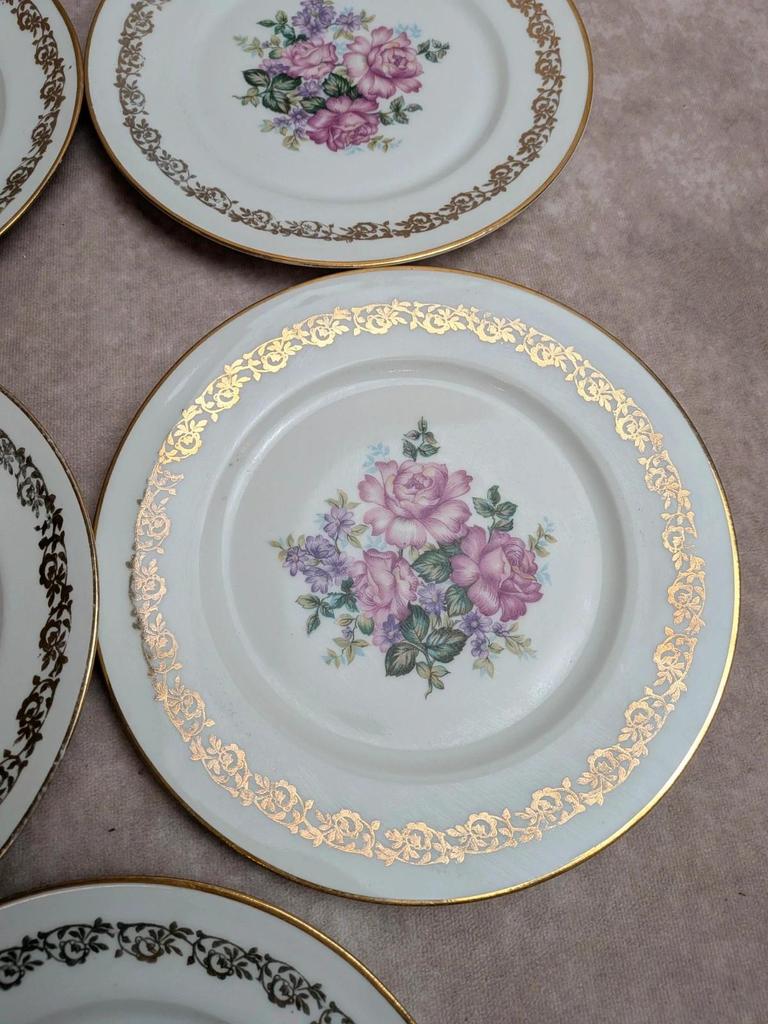 Lot de 5 assiettes plates en porcelaine de Limoges – Décor floral et dorures