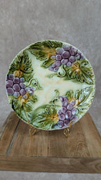 Assiette ancienne en barbotine – décor de grappes de raisin