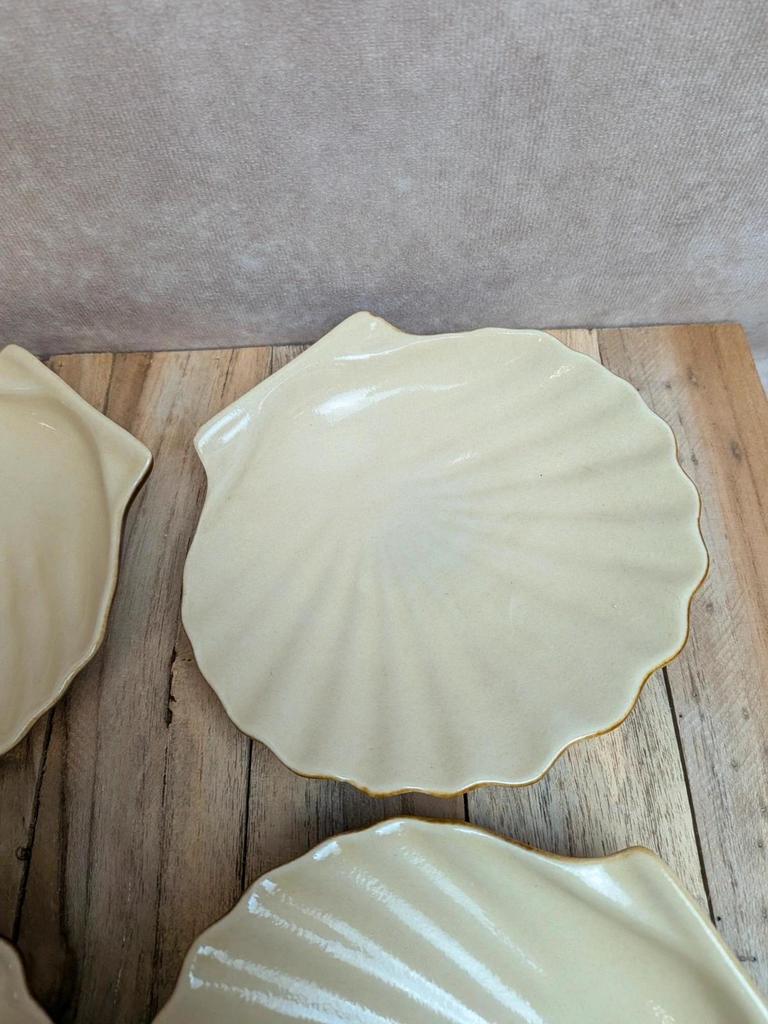 Lot de 4 coquilles Saint-jacques anciennes en céramique émaillée