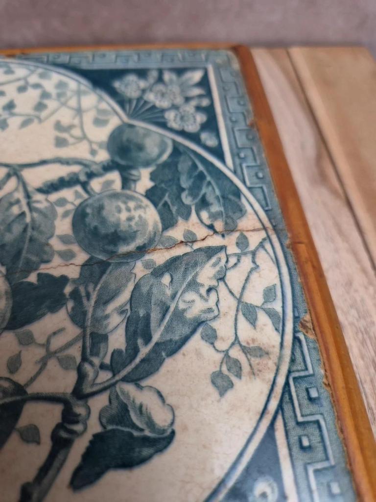 Dessous de plat ancien en carreau de Gien décor oiseaux bleu – contour bois