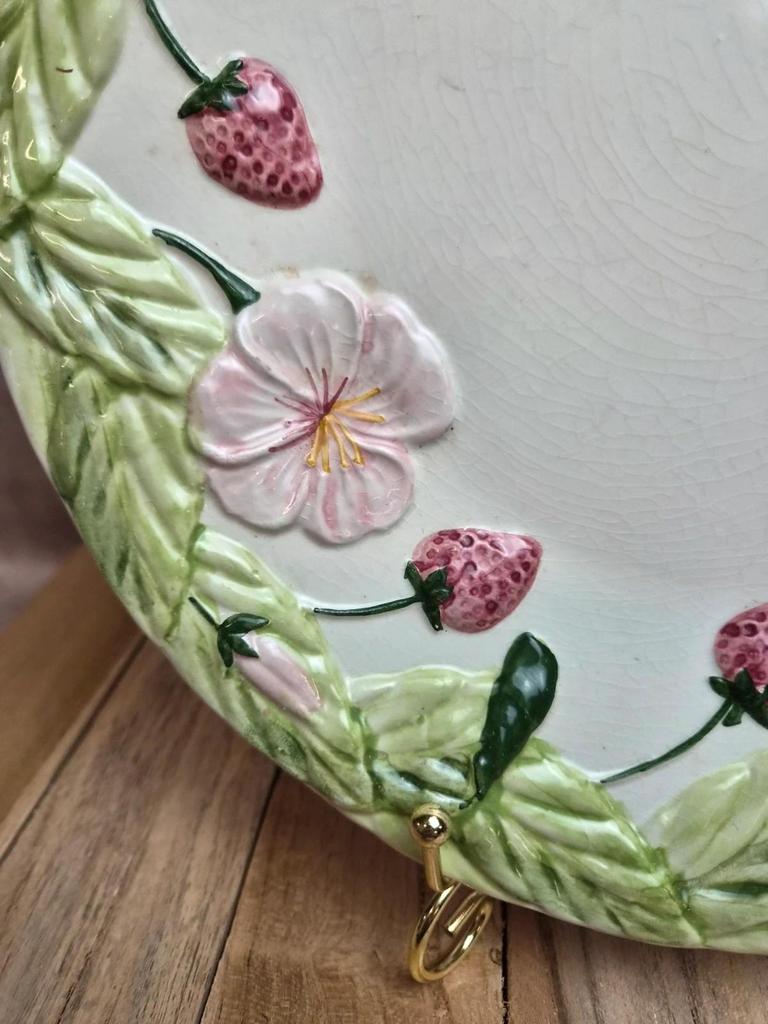 Assiette barbotine ancienne décor fraises et fleurs relief 🍓🌸